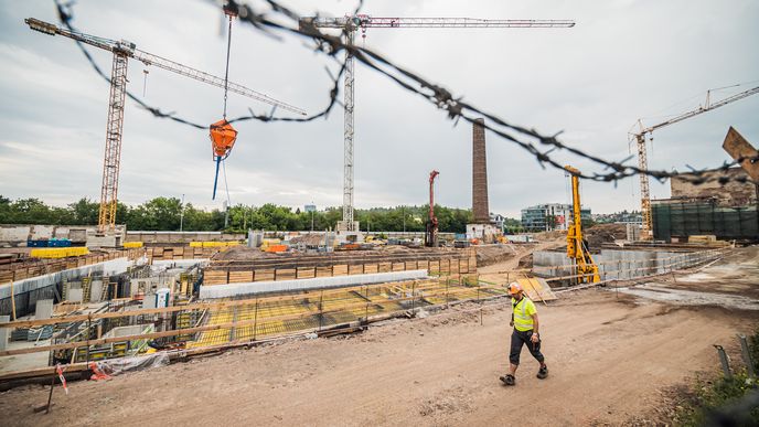 Stavařům chybějí kvalifikovaní pracovníci.