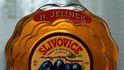 Lihovina nevalné chuti pod názvem Slivovice a s napodobeninou vizovické značky Rudolf Jelínek, avšak s nápisem J. Relinek (vpravo), je již delší dobu k dostání ve švýcarských obchodech. Švýcarská napodobenina obsahuje pouze 35 procent alkoholu, je pravděpodobně řezaná lihem a dobarvovaná karamelem.