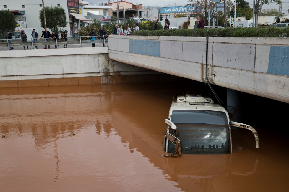 Lijáky se záplavami u Athén si vyžádaly nejméně 15 obětí.