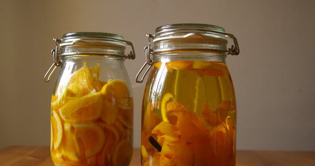 Smícháním aromatizované vodky a pomerančového sirupu vznikne delikátní likér.