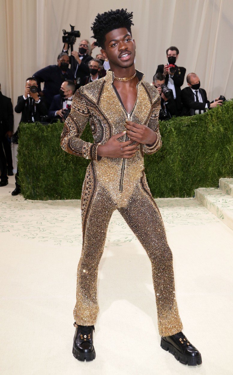 Lil Nas X se na Met Gala postupně svékl.