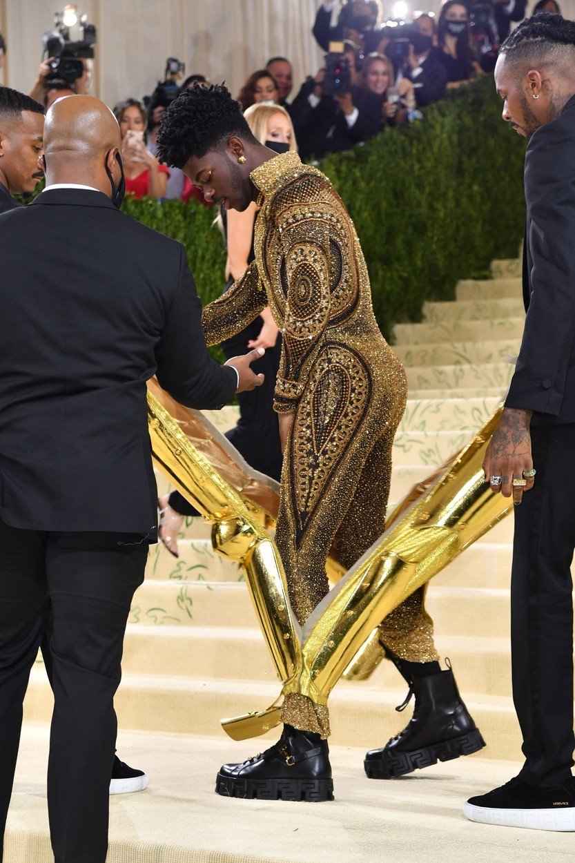 Lil Nas X se na Met Gala postupně svékl.