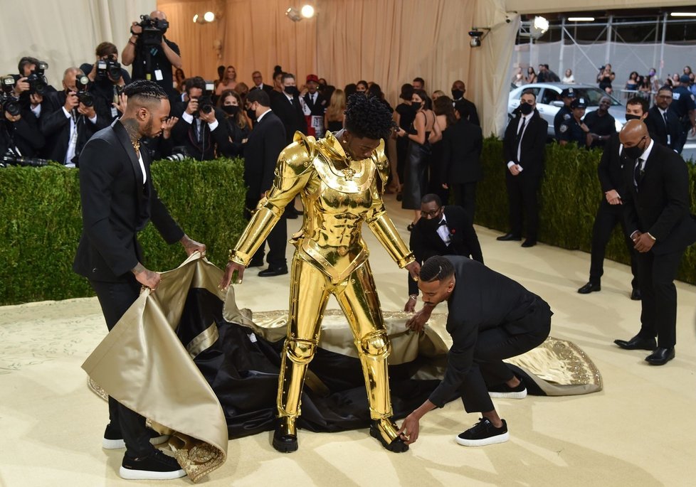 Lil Nas X se na Met Gala postupně svékl.