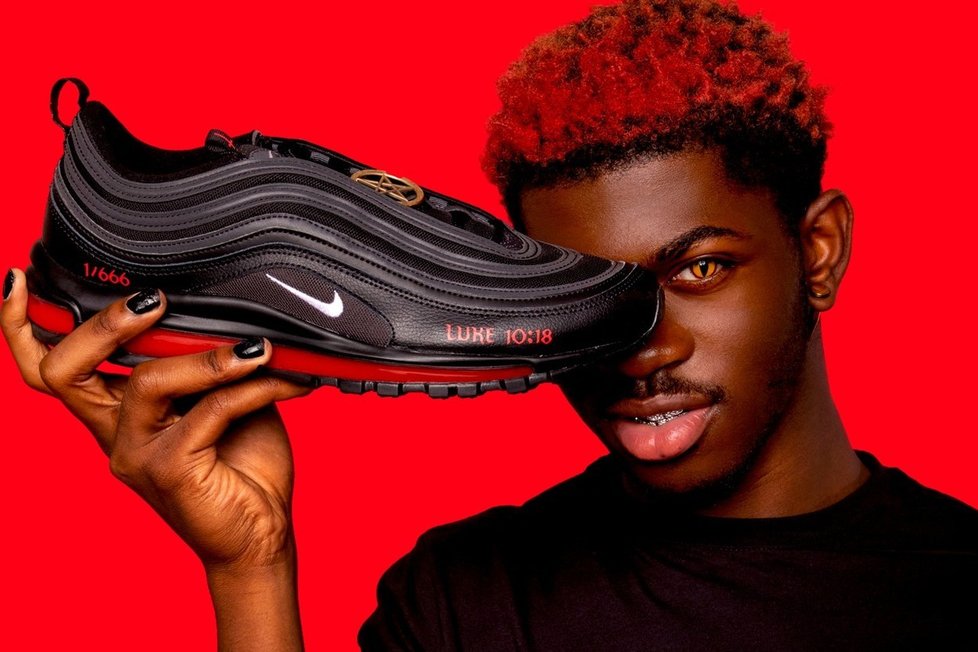 Satanistické boty s lidskou krví? Nike žaluje slavného rappera kvůli kontroverzní fanouškovské kolekci.