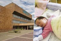 Novorozená holčička si zlomila nohu sama, tvrdí nemocnice. Udělala to sestra, naříká maminka