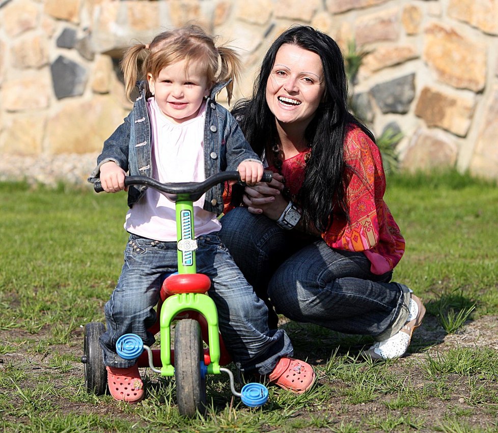 Křehké chvíle štěstí. Momenty, kdy Lilianka opouští svět hadiček, infuzí a bolesti a užívá si dětství.