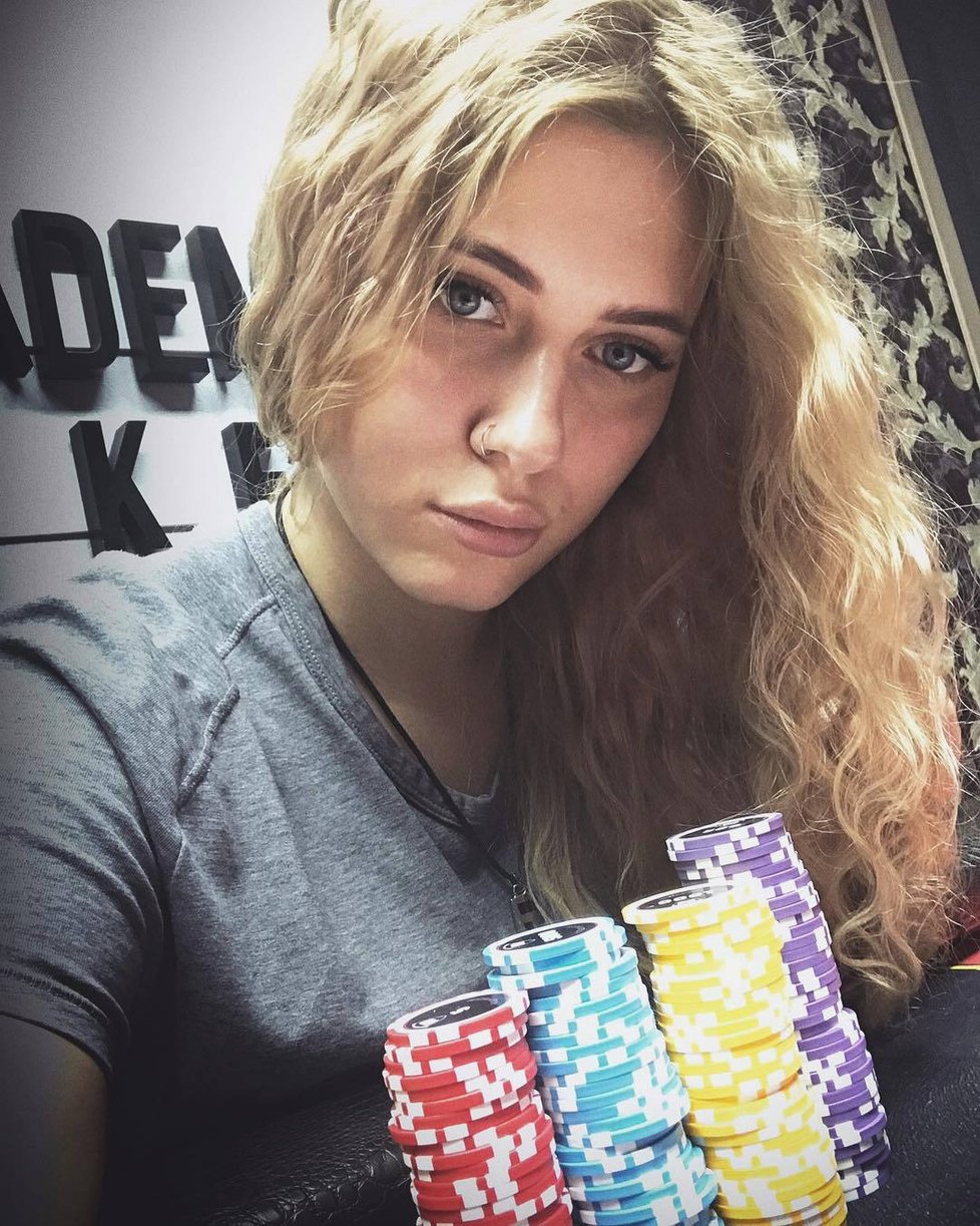 Nejvíce sexy hráčka pokeru světa Lilija Novikova (†26) zemřela při nehodě v koupelně.