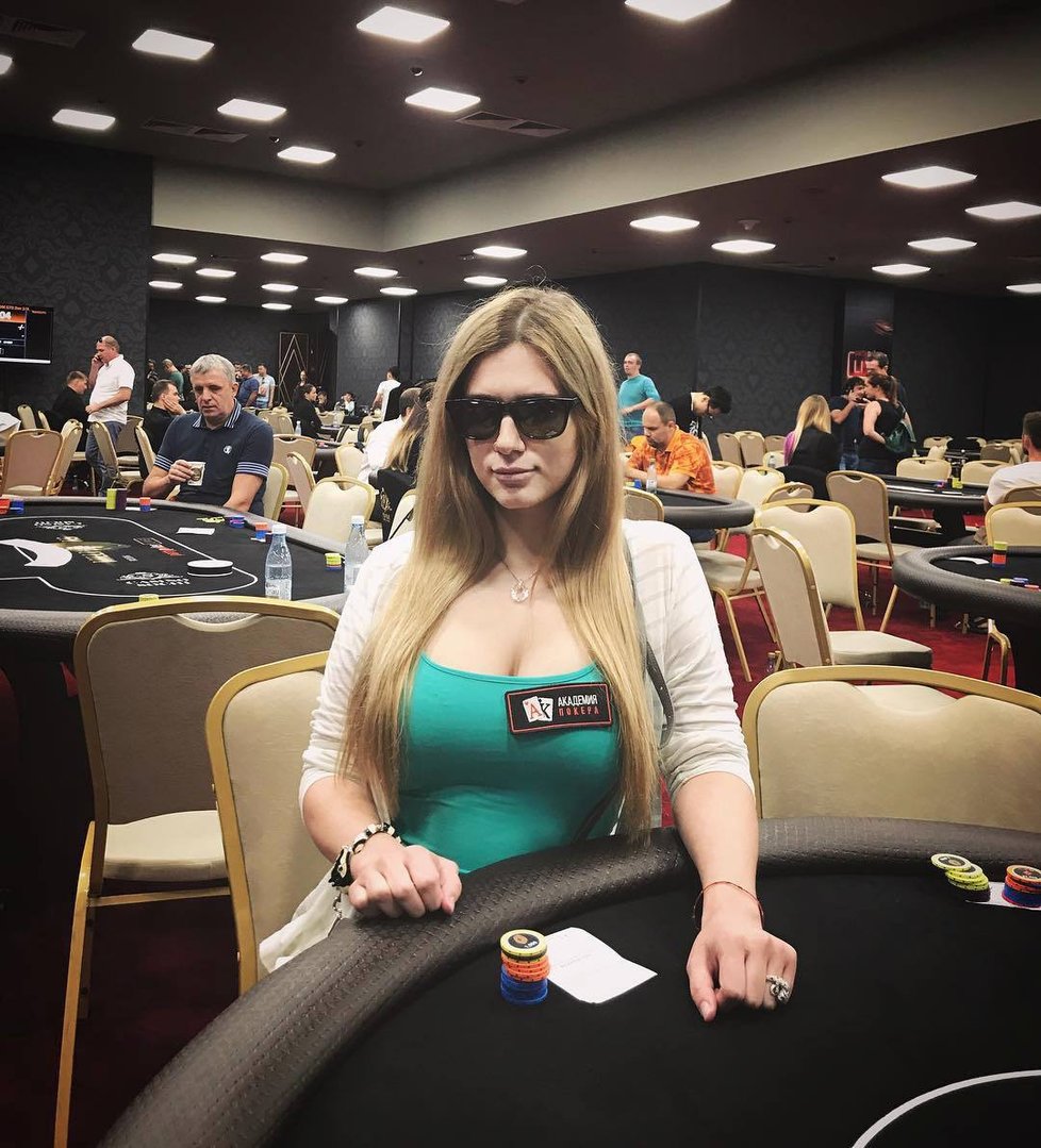 Nejvíce sexy hráčka pokeru světa Lilija Novikova (†26) zemřela při nehodě v koupelně.