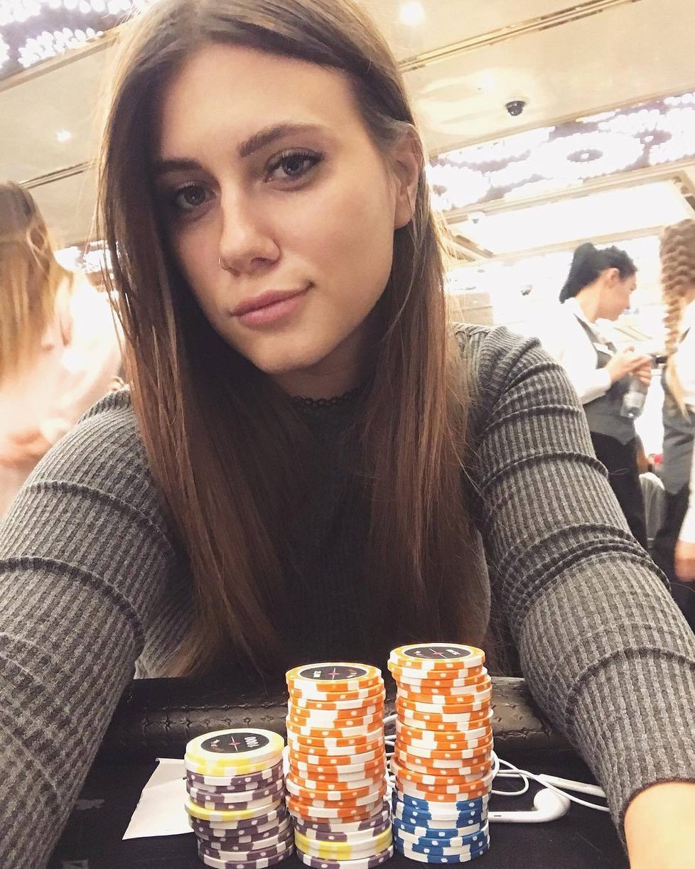 Nejvíce sexy hráčka pokeru světa Lilija Novikova (†26) zemřela při nehodě v koupelně.