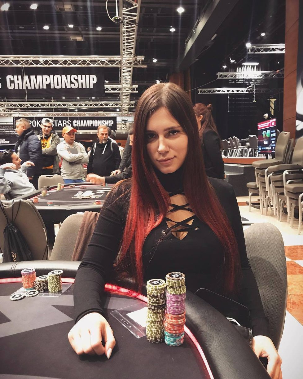 Nejvíce sexy hráčka pokeru světa Lilija Novikova (†26) zemřela při nehodě v koupelně.