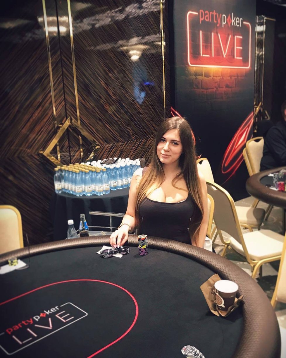 Nejvíce sexy hráčka pokeru světa Lilija Novikova (†26) zemřela při nehodě v koupelně.