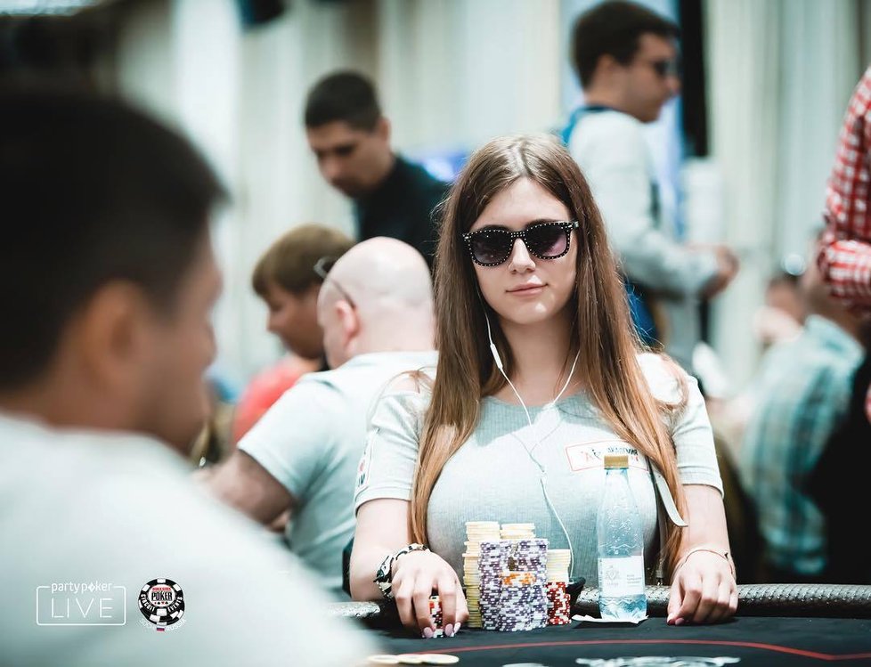 Nejvíce sexy hráčka pokeru světa Lilija Novikova (†26) zemřela při nehodě v koupelně.