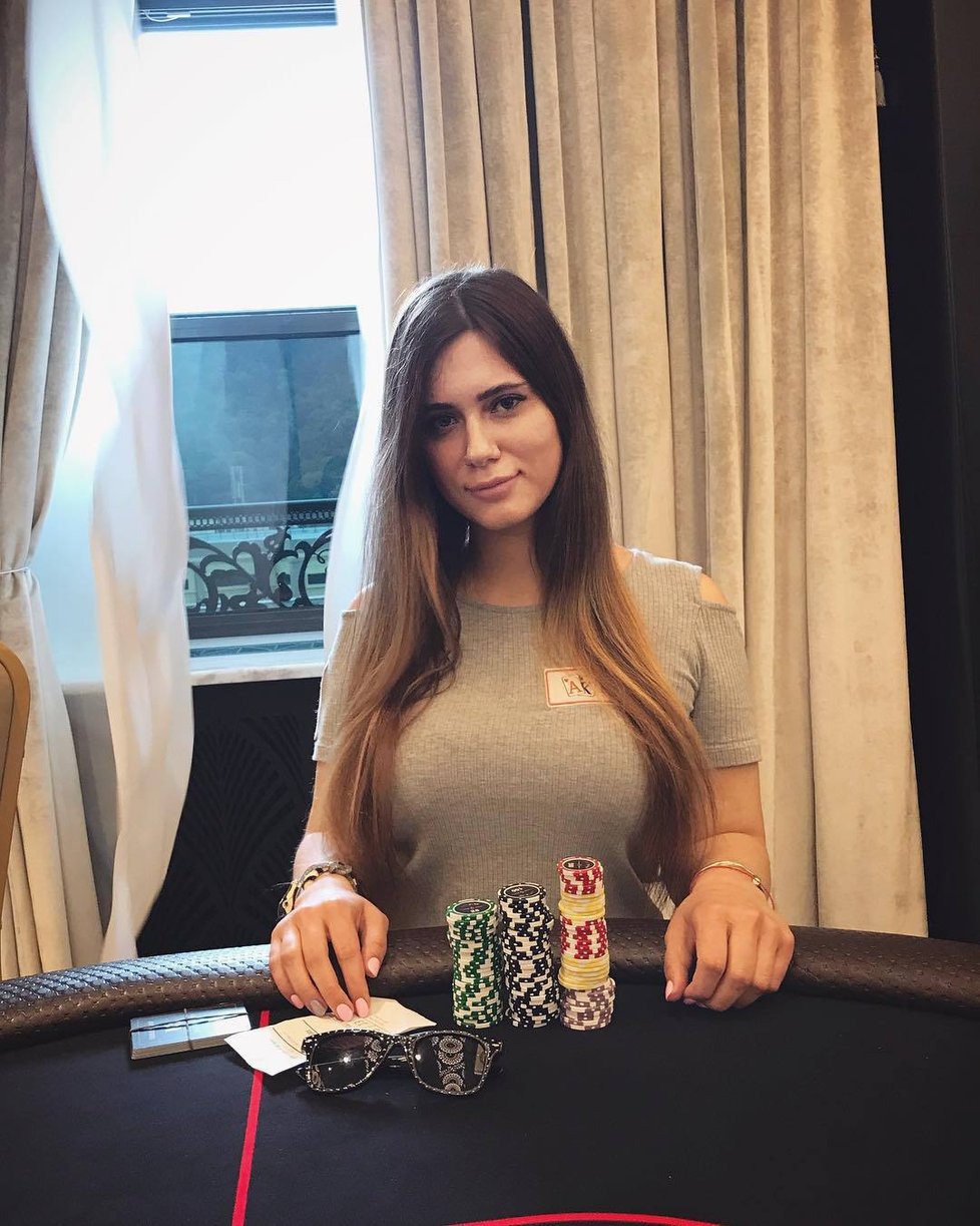 Nejvíce sexy hráčka pokeru světa Lilija Novikova (†26) zemřela při nehodě v koupelně.