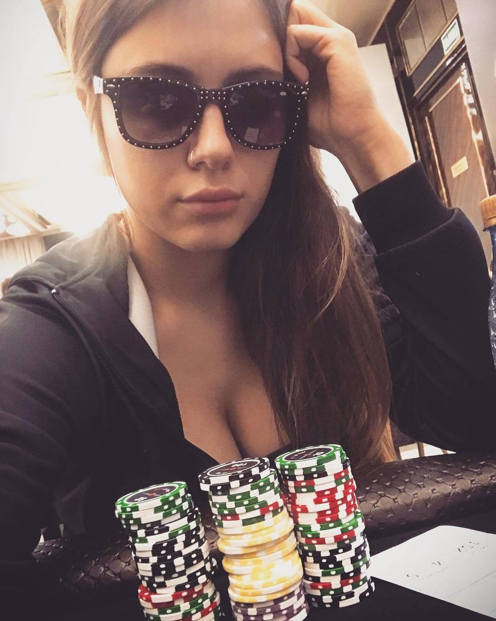 Nejvíce sexy hráčka pokeru světa Lilija Novikova (†26) zemřela při nehodě v koupelně.