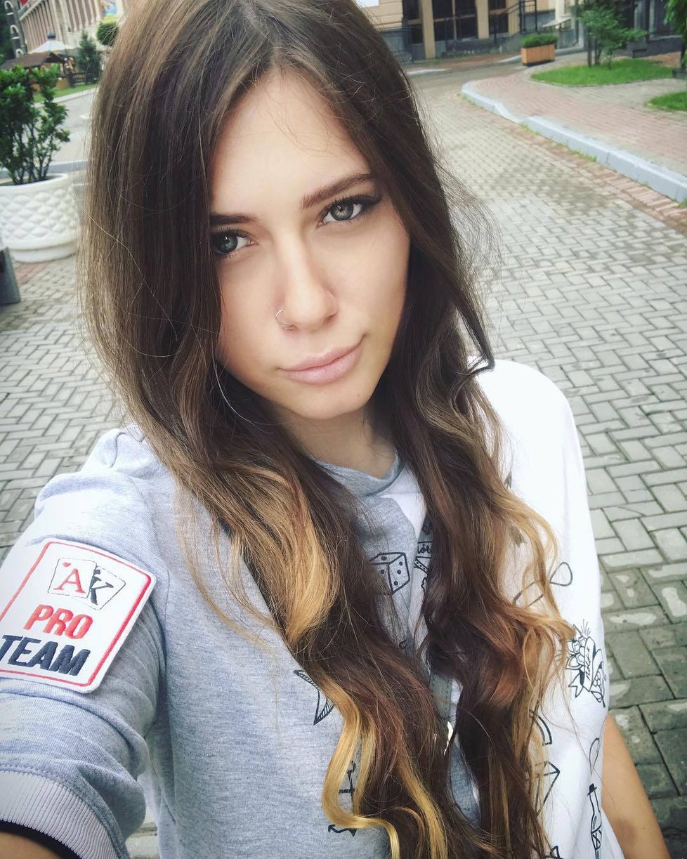 Nejvíce sexy hráčka pokeru světa Lilija Novikova (†26) zemřela při nehodě v koupelně.