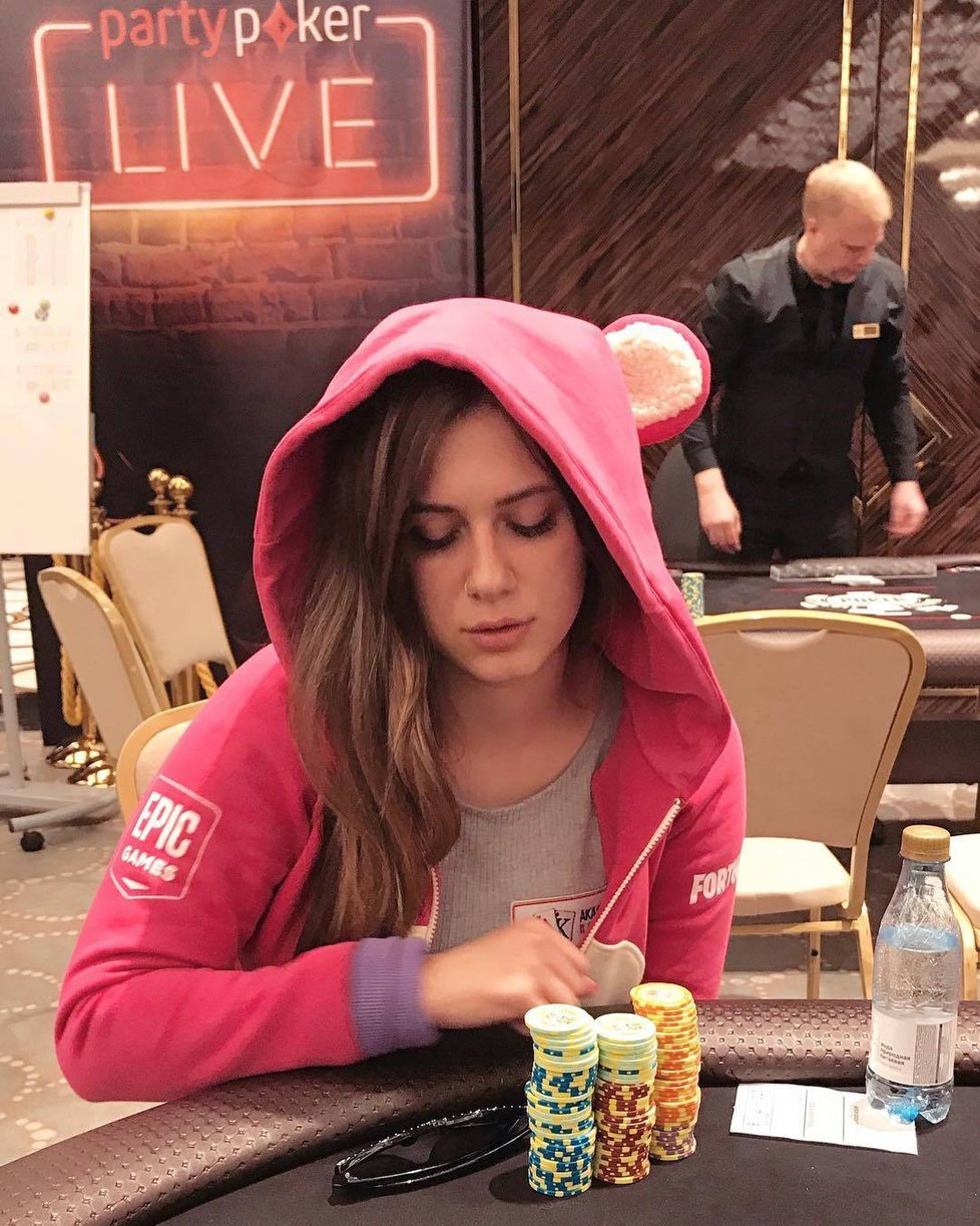 Nejvíce sexy hráčka pokeru světa Lilija Novikova (†26) zemřela při nehodě v koupelně.