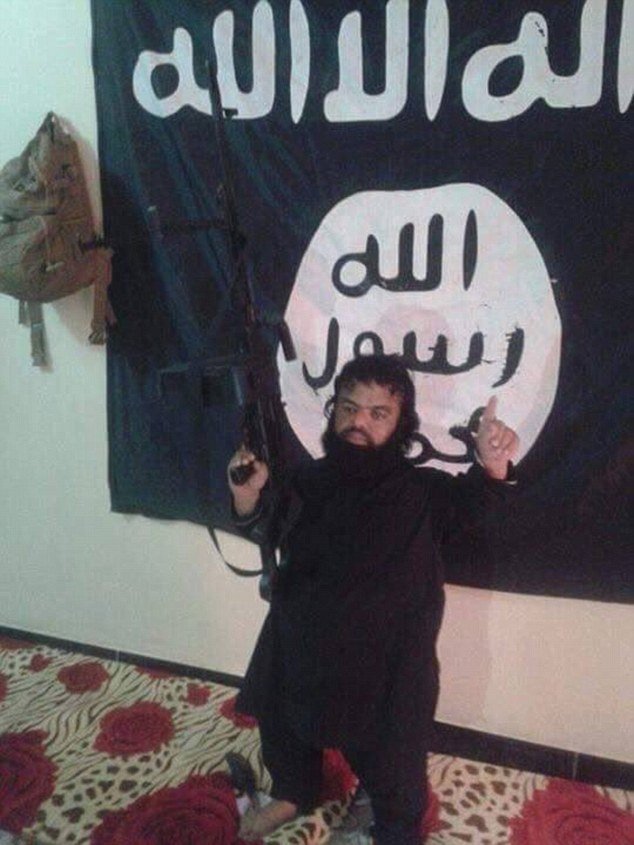 Nejmenší terorista na světě: Řady ISIS rozšířil tento liliput.