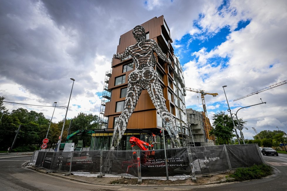 Čtyřiadvacetimetrový kolos Lilith drží bytový dům v pražském Karlíně v náručí