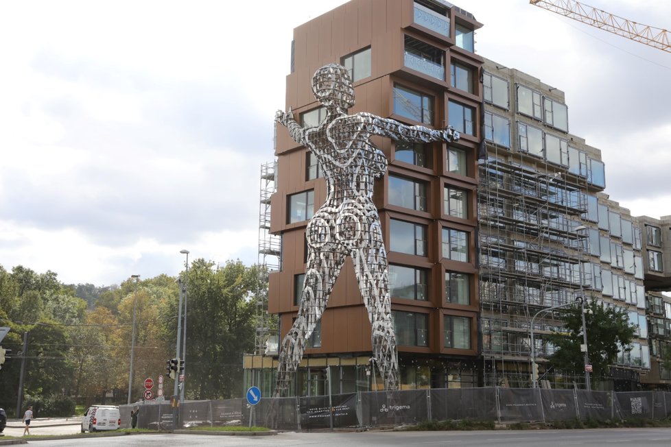 Čtyřiadvacetimetrový kolos Lilith drží bytový dům v pražském Karlíně v náručí