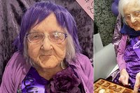 Babičku čekaly 100. narozeniny bez příbuzných: Dostala blahopřání a dárky od lidí z celého světa!