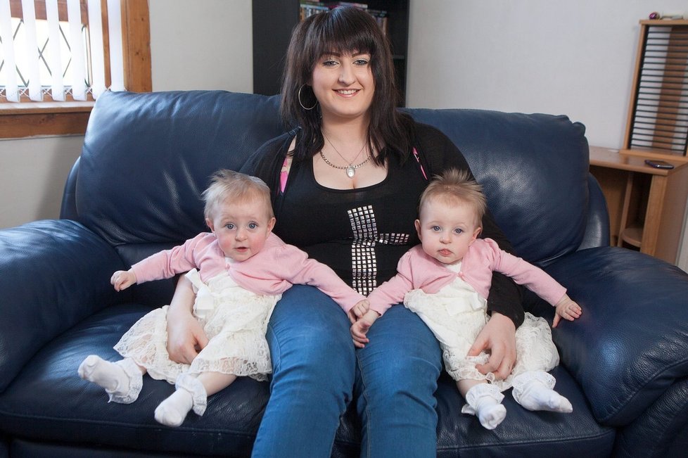 Sestřičky Lily a Grace Johnstonovy se proslavily díky fotografiím z porodnice, kde se v inkubátoru téměř pořád držely za ručičky.