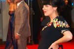 Lily Allen ukázala na premiéře filmu Tamara Drewe svou těhotnou figuru.