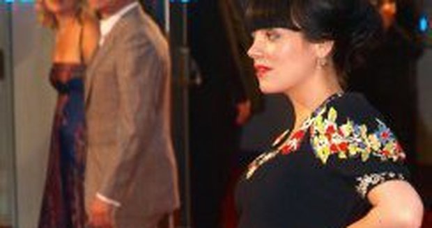 Lily Allen ukázala na premiéře filmu Tamara Drewe svou těhotnou figuru.