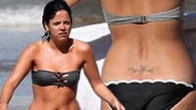 Lily Allen svou postavou v bikinách moc neoslnila.. Povislé břicho a celulitida na stehnech vypovídá o všem..