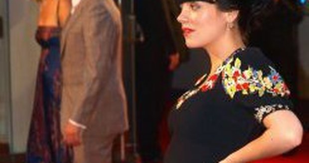 Zdrcená Lily Allen: Potrat v 6. měsíci Lily Allen ukázala na premiéře filmu Tamara Drewe svou těhotnou figuru.