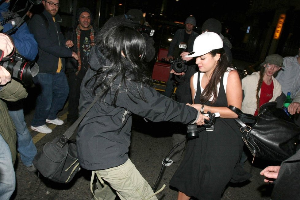 Zpěvačka Lily Allen se porvala s fotografkou cestou z klubu Wardour v Londýně 12.3. 2007