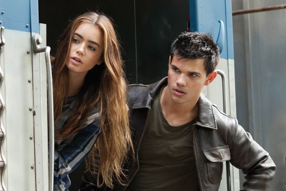 Lily Collins a Taylor Lautner ve filmu Bez dechu