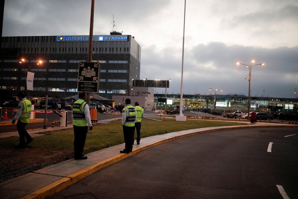 Letadlo na peruánském letišti v Limě začalo při startu hořet poté, co se srazilo s hasičským vozem.