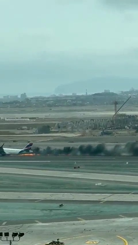 Letadlo na peruánském letišti v Limě začalo při startu hořet poté, co se srazilo s hasičským vozem.