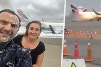 Pasažéři po nehodě letadla šokovali: Selfie vedle umírajících hasičů!