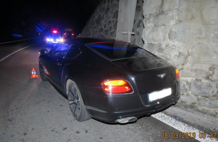 Bentley Davida Limberského po nehodě, která byla podle obžaloby fingovaná.