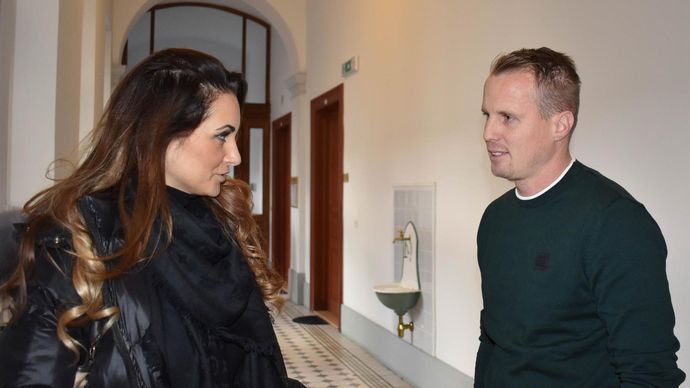 Lenka Limberská s manželem Davidem u plzeňského soudu