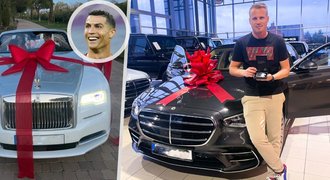Milionové káry dostali Ronaldo i Limberský: Frčí auta s mašlí! Milionové káry dostali Ronaldo i Limberský: Frčí auta s mašlí!