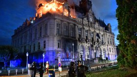 Protesty ve Francii: V Limoges hořela historická budova radnice (17. 10. 2026).