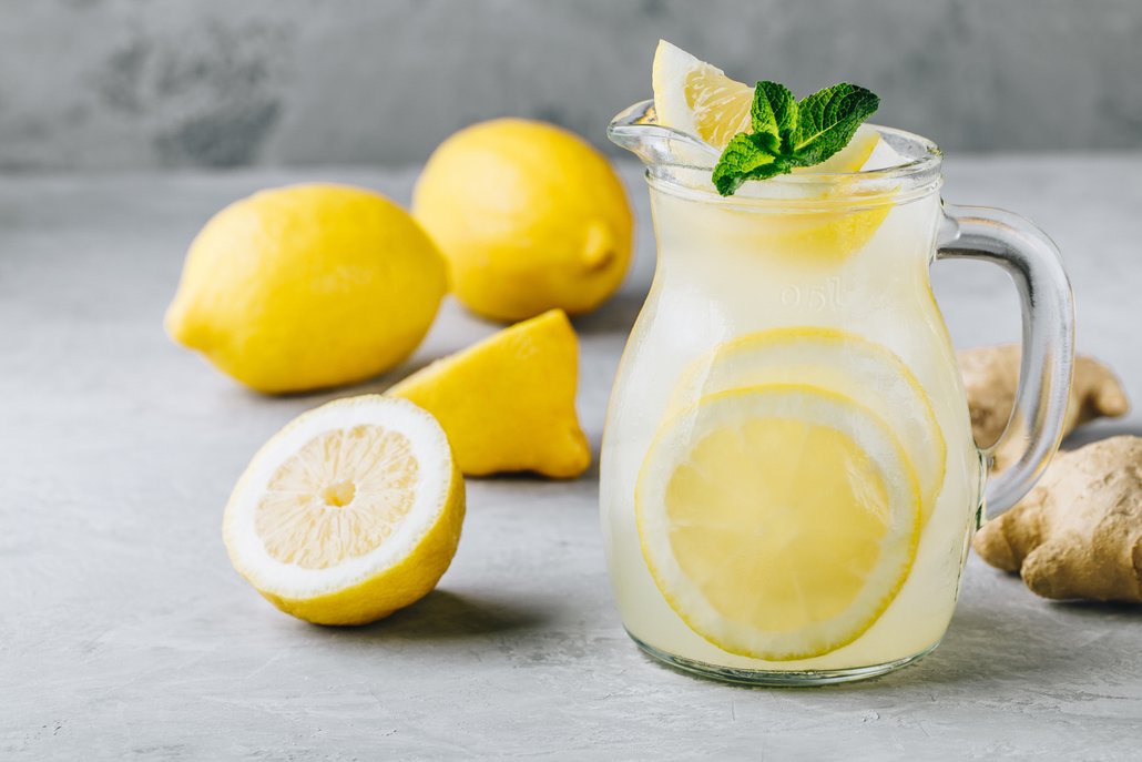 Citron, zázvor a máta. To je kombinace, která chutná dobře v čaji i ve studené vodě či limonádě