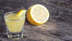 Sladké limoncello? Ano, připravte si jej sami doma!