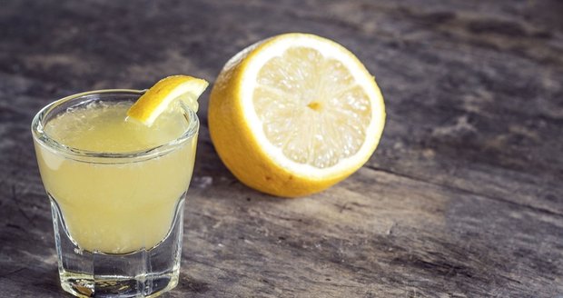 Sladké limoncello? Ano, připravte si jej sami doma!