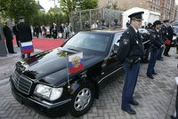 Ruský politik vyměnil mercedes za škodovku. Prý kvůli spolupráci s nacisty