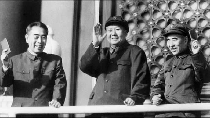 Lin Piao (vpravo), čínský vůdce Mao Ce-tung (uprostřed) a premiér Čou En-laj v roce 1967
