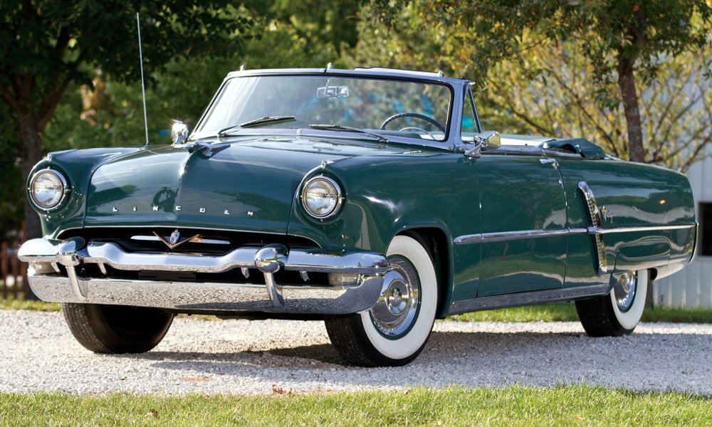 Lincoln Capri Special Custom Convertible z roku 1953 měl na nárazníku výstupky ve tvaru nábojů.