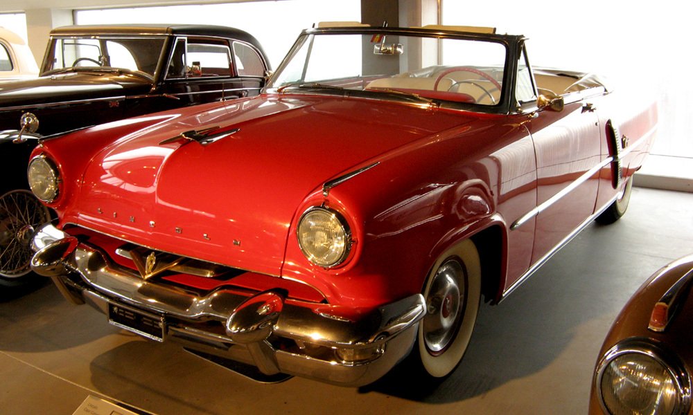 Typické pro modely 1952 a 1953 byly šikmé falešné větrací otvory na bocích a vodorovné lišty sahající od podběhů předních kol až k zadnímu nárazníku.