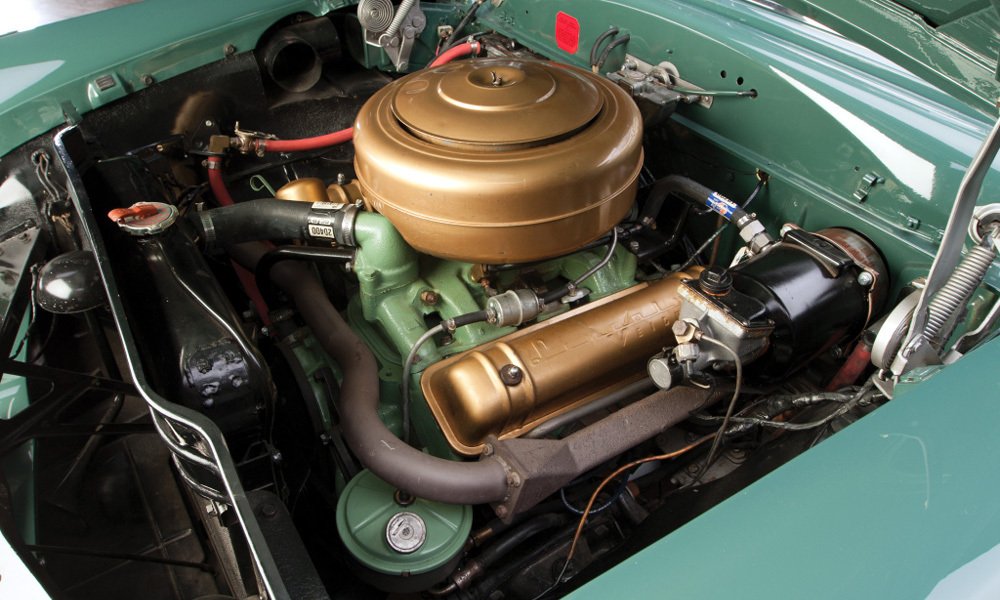 Lincoln Capri 1952 poháněl vidlicový osmiválec Lincoln Y-block s objemem 5,2 litru a výkonem 163 k (120 kW) .