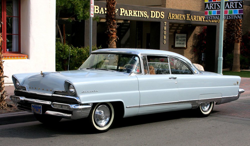K výrazné modernizaci karoserie Lincolnu Capri došlo v modelovém roce 1956, kdy se představila druhá generace.