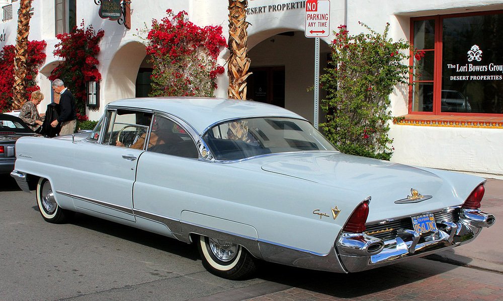 Lincoln Capri z roku 1956 měl rozvor 3 200 mm a vnější rozměry 5 659 x 2 029 x 1 529 mm (d x š x v).