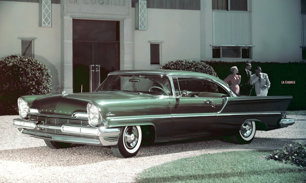 Modelový rok 1957 přinesl změnu v podobě svisle uspořádaných dvojitých světlometů.