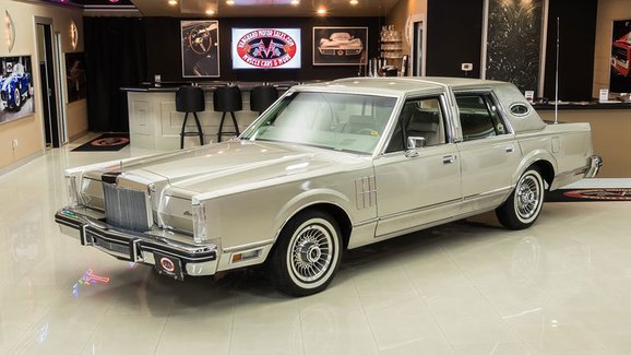 Takhle vypadá nové auto z roku 1980. Lincoln Continental najezdil jen 2.550 km